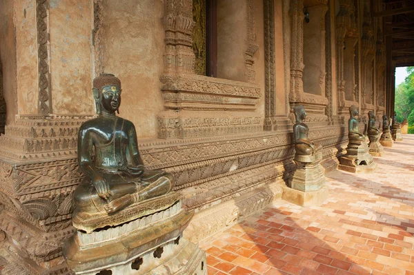 Єнтьян Лаос Квітня 2012 Статуї Будди Розташована Стіні Ззовні Будинку — стокове фото