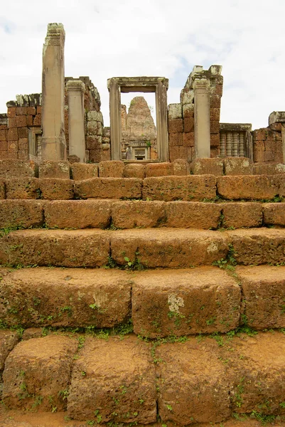 Vista a las ruinas del Templo de East Mebon en Siem Reap, Camboya . — Foto de Stock