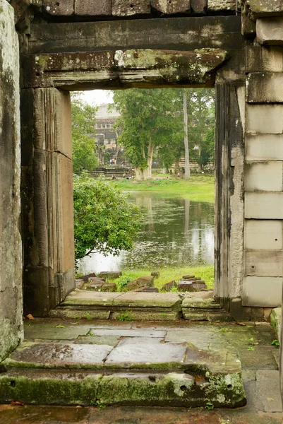 Siem Reap, Kamboçya'daki Baphuon tapınağı giriş kapısının yıkılması. — Stok fotoğraf