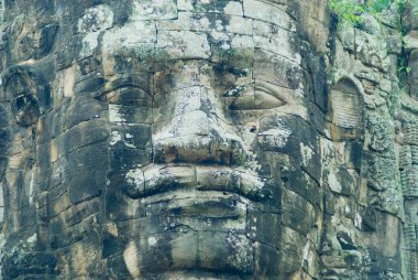Siem Reap Angkor Thom tapınağı Güney kapıda taş oyulmuş yüz, Kamboçya.