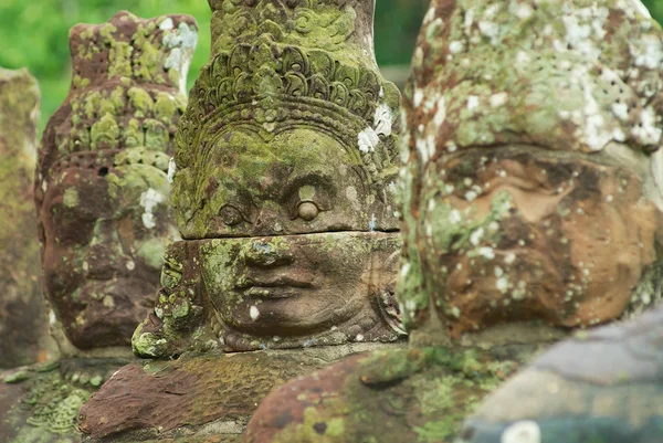 Stein geschnitzte Figuren im Angkor Thom Tempel in siem reap, Kambodscha. — Stockfoto