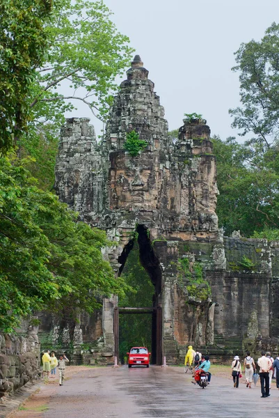 Angkor Thom templo Puerta sur con caras talladas en piedra en Siem Reap, Camboya . —  Fotos de Stock