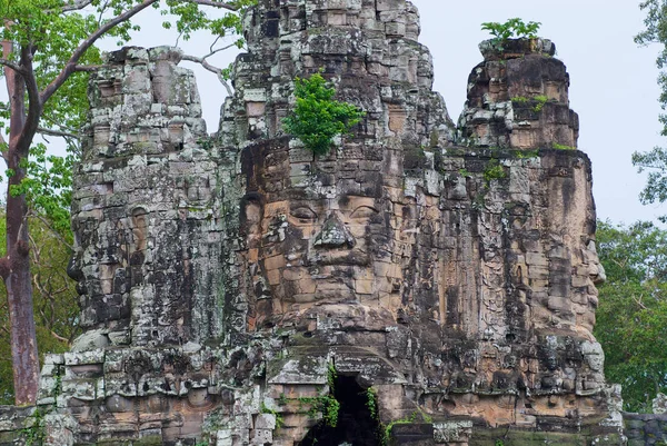 Angkor Thom templo Puerta sur con caras talladas en piedra en Siem Reap, Camboya . — Foto de Stock