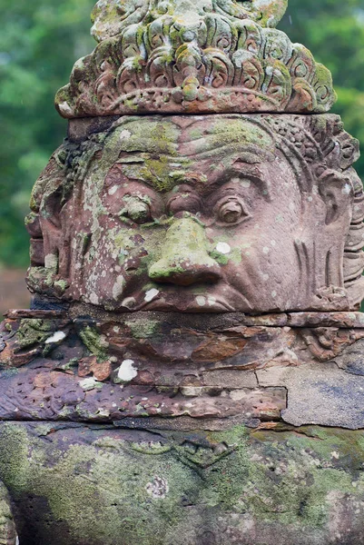 Oblicze kamienia rzeźbionego demona w świątyni Angkor Thom South Gate w Siem Reap, Kambodża. — Zdjęcie stockowe