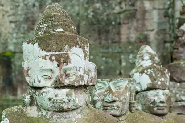 Gesicht eines steinernen Dämons am Südtor des Angkor-Thom-Tempels in siem reap, Kambodscha. — Stockfoto