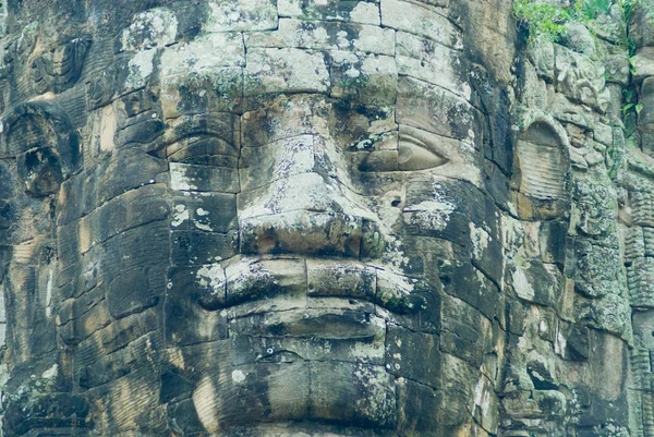 Kamień rzeźbione twarz w świątyni Angkor Thom South Gate w Siem Reap, Kambodża. — Zdjęcie stockowe