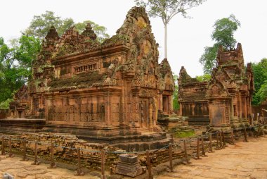 Kamboçya'nın Siem Reap kentindeki Banteay Srei tapınağının yıkıntı. 