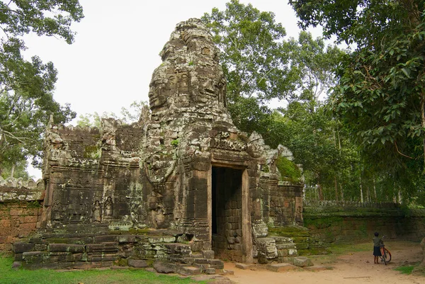 Ruina de la puerta de entrada al templo Banteay Kdei en Siem Reap, Camboya . — Foto de Stock