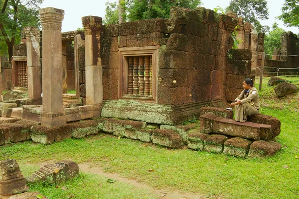 A Banteay Srei templom tönkretétele Siem Reap-ban, Kambodzsában. — Stock Fotó