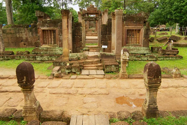 Ruina del templo de Banteay Srei en Siem Reap, Camboya . — Foto de Stock