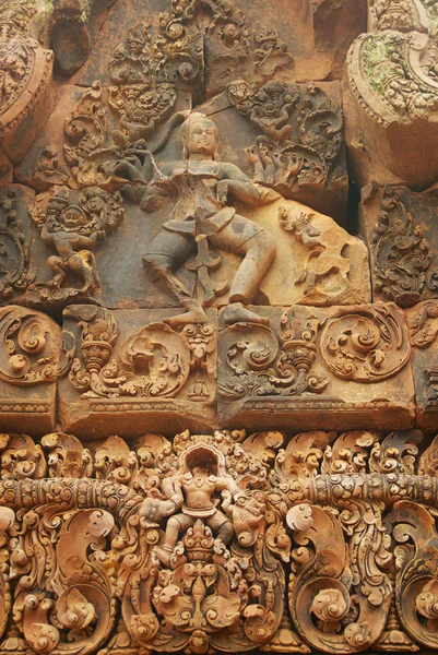 Escultura de arenito na parede da antiga ruína do Templo Banteay Srei em Siem Reap, Camboja . — Fotografia de Stock