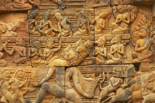 Talla de arenisca en la pared del antiguo templo de Banteay Srei en la ruina de Siem Reap, Camboya . — Foto de Stock