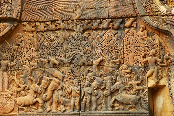 Escultura de arenito na parede da antiga ruína do Templo Banteay Srei em Siem Reap, Camboja . — Fotografia de Stock