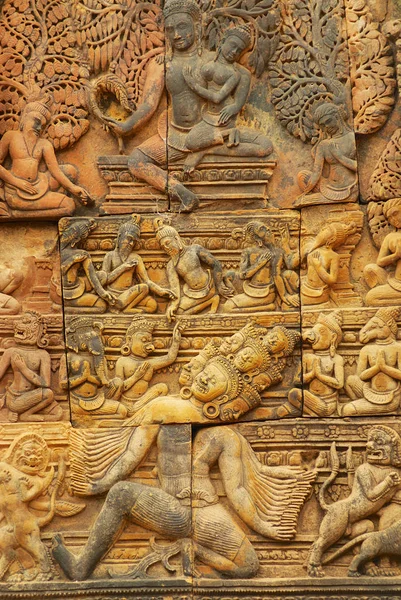 Escultura de arenito na parede da antiga ruína do Templo Banteay Srei em Siem Reap, Camboja . — Fotografia de Stock