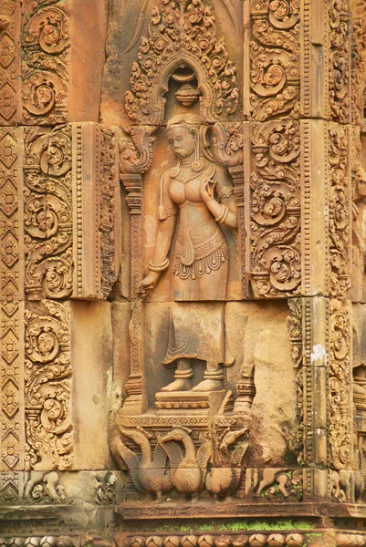Escultura de arenito na parede da antiga ruína do Templo Banteay Srei em Siem Reap, Camboja . — Fotografia de Stock