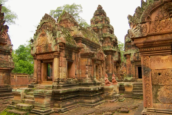 Banteay Srei tapınak kalıntıları içinde Siem Reap, Kamboçya. — Stok fotoğraf