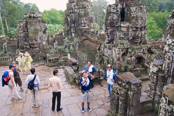 Los turistas visitan el templo de Bayon en Siem Reap, Camboya . — Foto de Stock