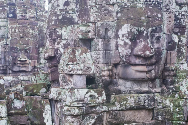 Kamienne rzeźbione twarze na ścianie świątyni Bayon w Siem Reap, Kambodża. — Zdjęcie stockowe
