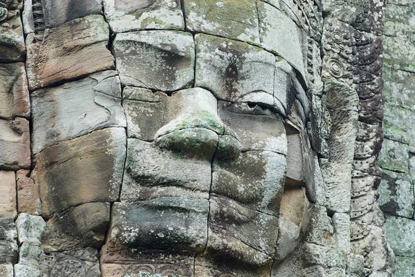 Kamienna rzeźbione oblicze na ścianie świątyni Bayon w Siem Reap, Kambodża. — Zdjęcie stockowe