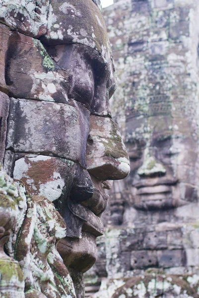 Kamienne rzeźbione twarze na ścianie świątyni Bayon w Siem Reap, Kambodża. — Zdjęcie stockowe