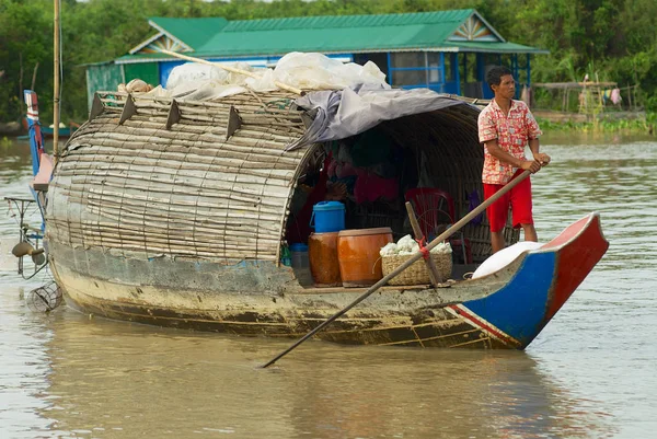 Adam Siem Reap, Kamboçya Tonle Sap gölünde geleneksel ahşap tekne sürmek. — Stok fotoğraf