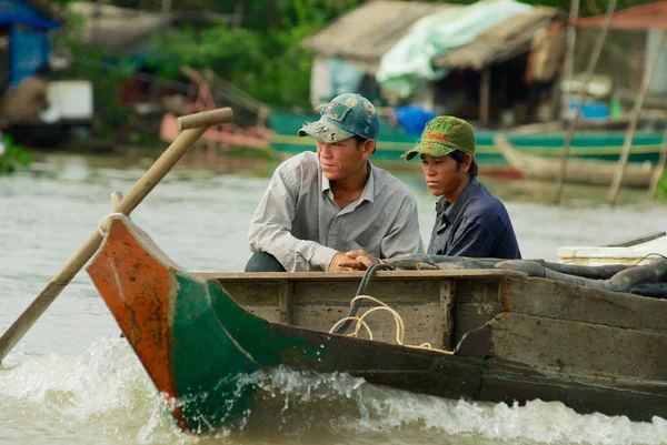 İnsanlar Siem Reap, Kamboçya Tonle Sap gölünde motorlu tekne binmek. — Stok fotoğraf