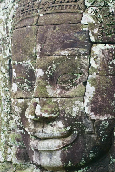 Steen gesneden gezicht aan de muur van de Bayon tempel in Siem Reap, Cambodja. — Stockfoto