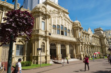 San Jose, Kosta Rika-18 Haziran 2012: Insanlar San Jose, Kosta Rika eski posta ofisi binanın önünde yürümek. 1917 yılında tamamlanan, San Jose, Kosta Rika büyük bir dönüm noktası ve posta Merkezi 's.