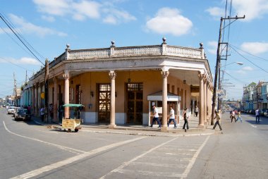 Pinar Del Rio, Küba - 24 Ekim 2006: Pinar del Rio, Küba'daki sokak ve eski binalara bakış. Pınar del Rio tütün üretimiyle ünlüdür.