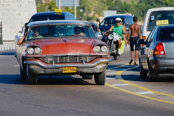 Habana Cuba Octubre 2006 Personas Identificadas Conducen Autos Antiguos Habana —  Fotos de Stock
