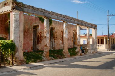 Cojimar, Küba - 22 Ekim 2006: Cojimar, Küba kasabasının sokağındaki eski binaya bakın. Cojimar, Ernest Hemingway'in The Old Man and the Sea (Yaşlı Adam ve Deniz).