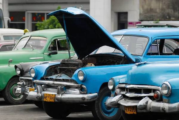 Havana Cuba Outubro 2006 Carros Antigos Estacionados Havana Cuba — Fotografia de Stock