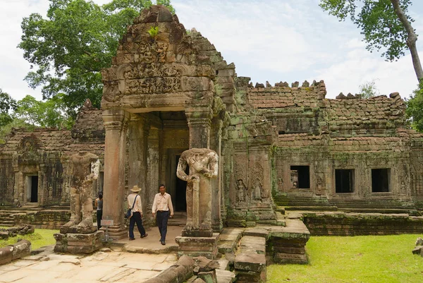 La gente visita las ruinas del templo de Preah Khan en Siem Reap, Camboya . —  Fotos de Stock