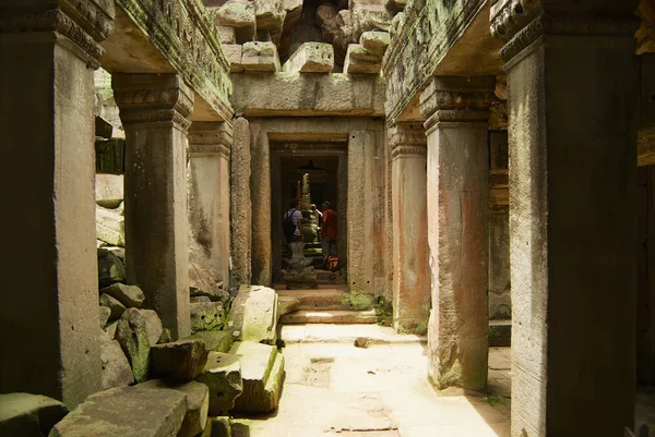 La gente visita las ruinas del templo de Preah Khan en Siem Reap, Camboya . —  Fotos de Stock