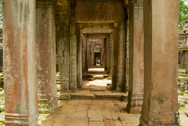 Galería con columnas en las ruinas del templo de Preah Khan en Siem Reap, Camboya . —  Fotos de Stock