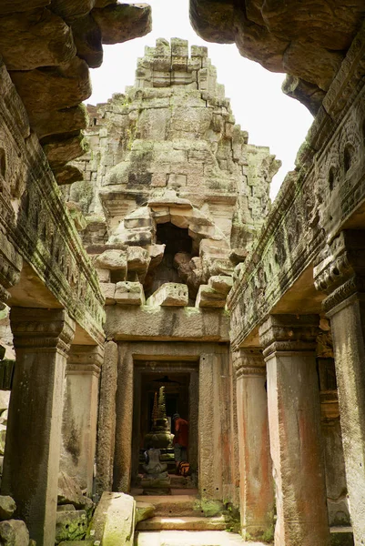 Mensen bezoeken ruïnes van de Preah Khan-tempel in Siem Reap, Cambodja. — Stockfoto