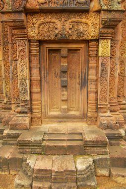 Siem Reap, Kamboçya antik Banteay Srei Tapınağı harabe duvarında kumtaşı oyma.
