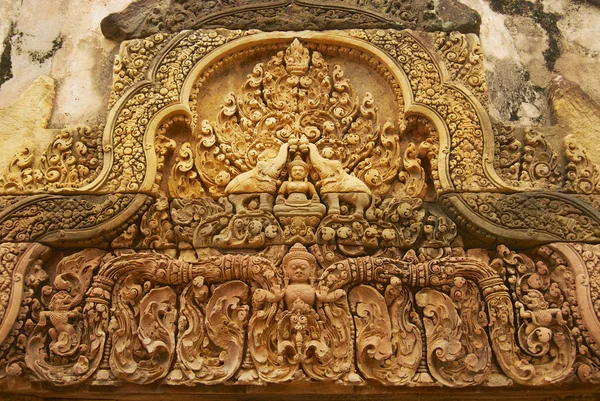 Escultura de arenito na parede da antiga ruína do Templo Banteay Srei em Siem Reap, Camboja . — Fotografia de Stock