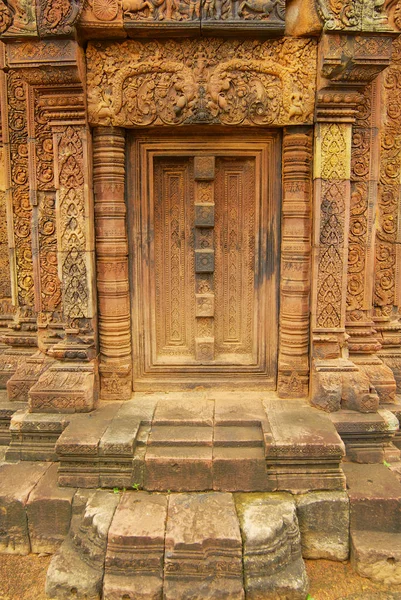 Pískovcové vyřezávání na stěně starověkého chrámu Banteay Srei v Kambodži v Siem sklízí. — Stock fotografie