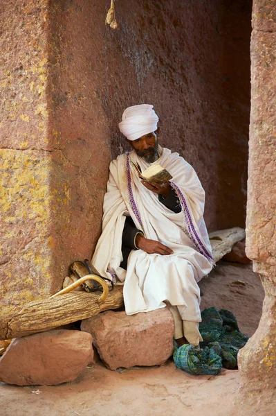 Лалибела Эфиопия Января 2010 Года Пилигрим Читает Библию Входа Уникальную — стоковое фото