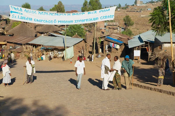 Lalibela Etiopie Ledna 2010 Lidé Chodí Ulici Lalibele Etiopii — Stock fotografie