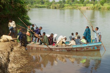 Bahir Dar, Etiyopya - 21 Ocak 2010: Yerel Etiyopyalılar Bahir Dar, Etiyopya Mavi Nil nehri geçmek için feribot tekne girin. 