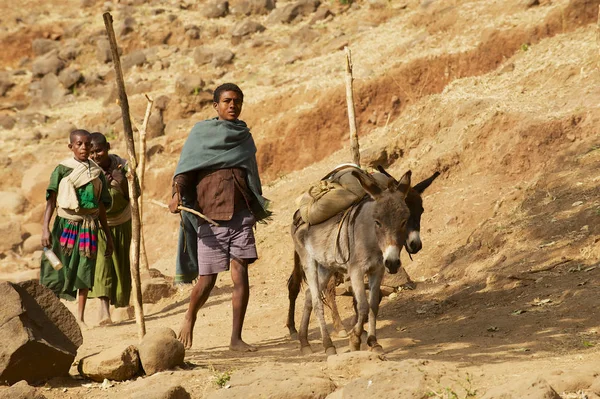 Bahir Dar Ethiopië Januari 2010 Ethiopische Mensen Lopen Blootsvoets Door — Stockfoto