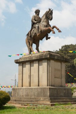 Addis Ababa, Etiyopya - 18 Ocak 2010: Addis Ababa, Etiyopya'da Menelik II binicilik heykeli. İtalyan işgalcilere karşı zafer Menelik Ii büyük bir ün kazanmıştı.