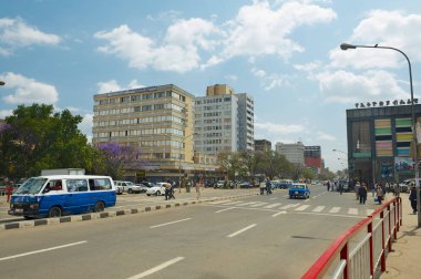 Addis Ababa, Etiyopya - 18 Ocak 2010: Addis Ababa şehir merkezindeki sokağa bak, Etiyopya.