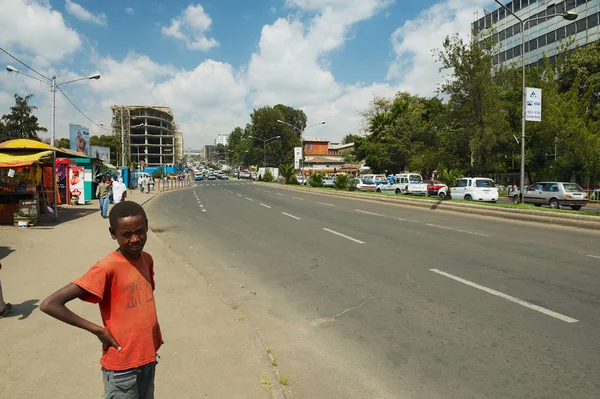 Addis Abeba Ethiopië Januari 2010 Ongeïdentificeerde Tiener Staat Een Stoep — Stockfoto