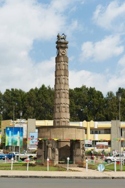 Addis Ababa, Etiyopya - 18 Ocak 2010: Addis Ababa Meyazia 27 Meydanı'nda Arat Kilo anıt, Etiyopya. Anıt, Etiyopya'nın Faşist İtalya'dan kurtuluşu anısına.