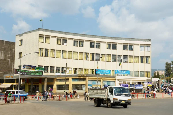 Addis Ababa Ethiopia January 2010 Car Parking Residential Building Downtown — Stock Photo, Image