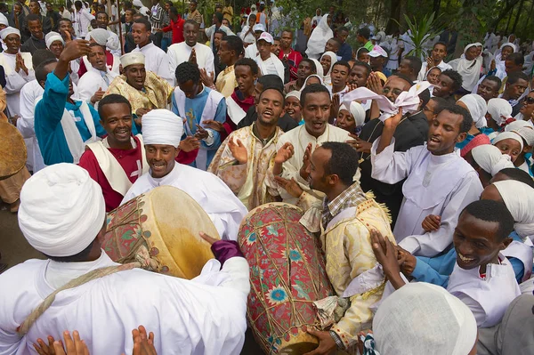 アディスアベバ エチオピア 2010年1月19日 エチオピアのアディスアベバの通りで音楽と踊りを演奏ティムカット宗教正教会の祭りを祝う幸せなエチオピアの人々の群衆 — ストック写真