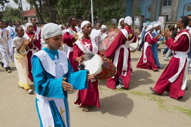 Addis Ababa, Etiyopya - 19 Ocak 2010: Geleneksel elbiseler giyen Etiyopyalılar Addis Ababa, Etiyopya'da sokakta Timkat dini Ortodoks festivalini kutlayan geçit töreninde yer alırlar..
